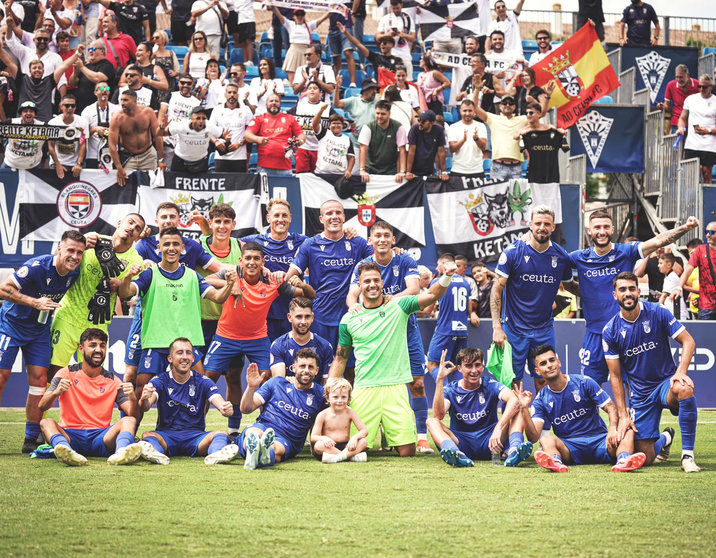 La AD Ceuta FC celebra el triunfo en Marbella con la afición caballa