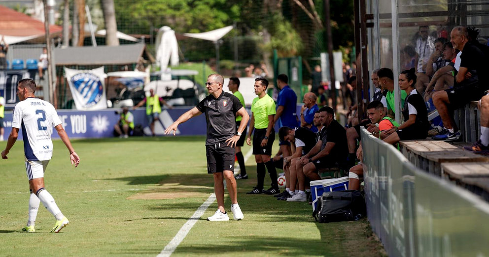 José Juan Romero dando instrucciones en la victoria ante el Marbella. Foto: AD Ceuta FC / Canon Zaki