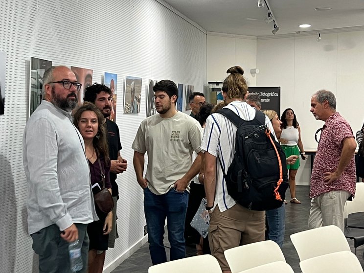 Los asistentes al seminario charlan en el transcurso de la jornada / Dani Hernández