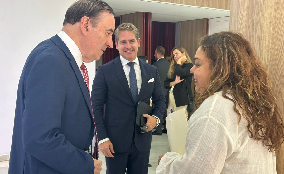  La delegada del Gobierno junto al director de El Español y el presidente de la Cámara de Comercio 