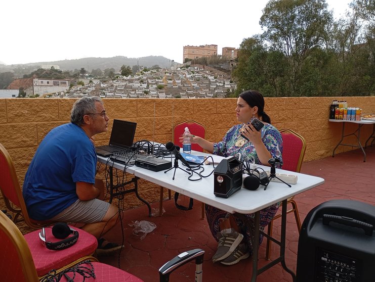 Dos de los miembros del equipo de Radio Orriols, antes de comenzar el programa / Juanjo Coronado