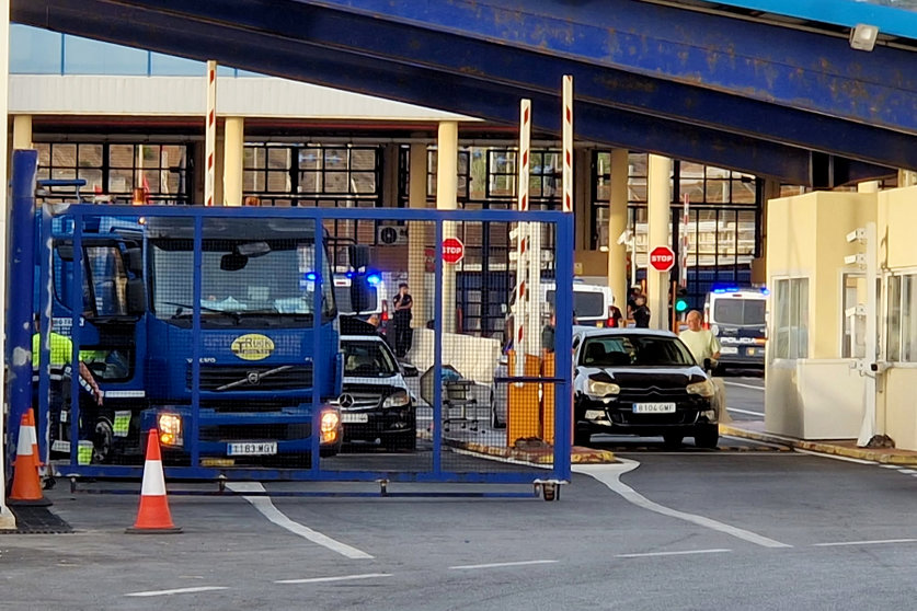 La presencia policial se ha mantenido en el lado español de la frontera / Laura Ortiz