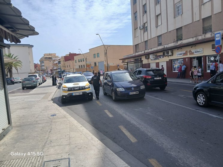 Lugar del accidente, con la Policía Local desplegada / Ceuta Tv