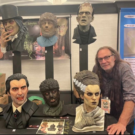 Greg Nicotero, uno de los productores de The Walking Dead, con las reproducciones de los artistas ceutíes