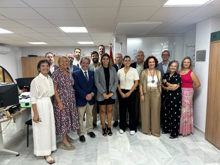 Foto de grupo tras la firma del acuerdo