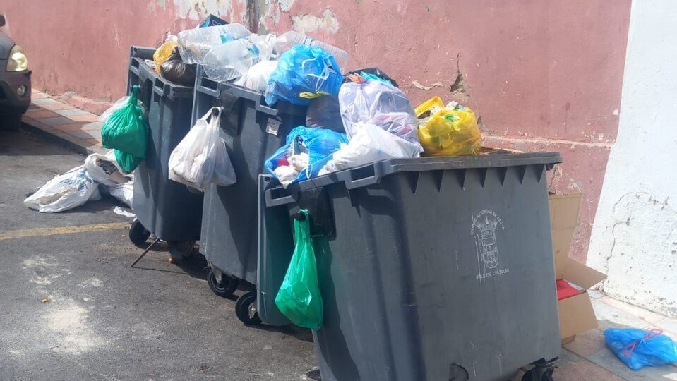  Basura acumulada en contenedores el pasado julio. Casi 32 millones costó el servicio en 2023./archivo 