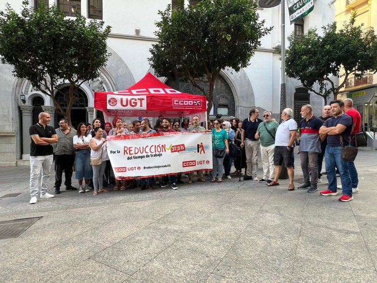 Los concentrados ante el Edificio Trujillo / Dani Hernández