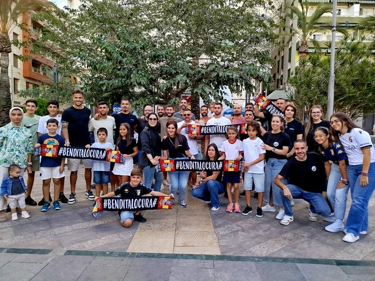 La Peña 'Bendita Locura' se presenta en sociedad acompañados de jugadores de la AD Ceuta FC