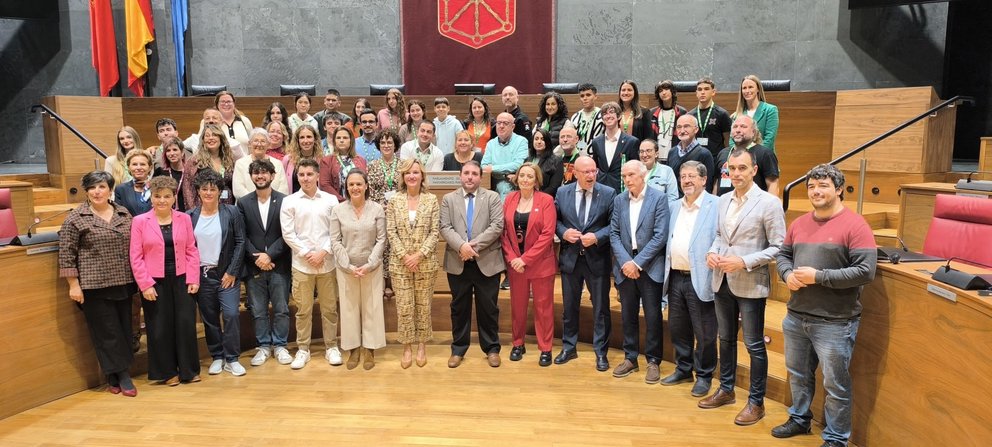 Foto de famlia en el Parlamento navarro / Cedida