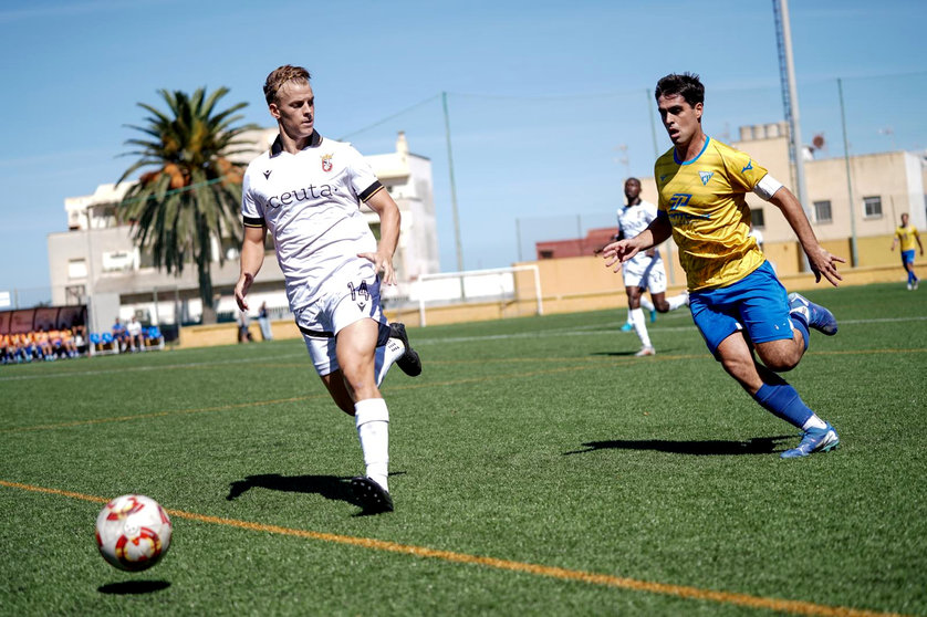 El filial de la AD Ceuta FC acaba con la UD Tomares por la vía rápida 