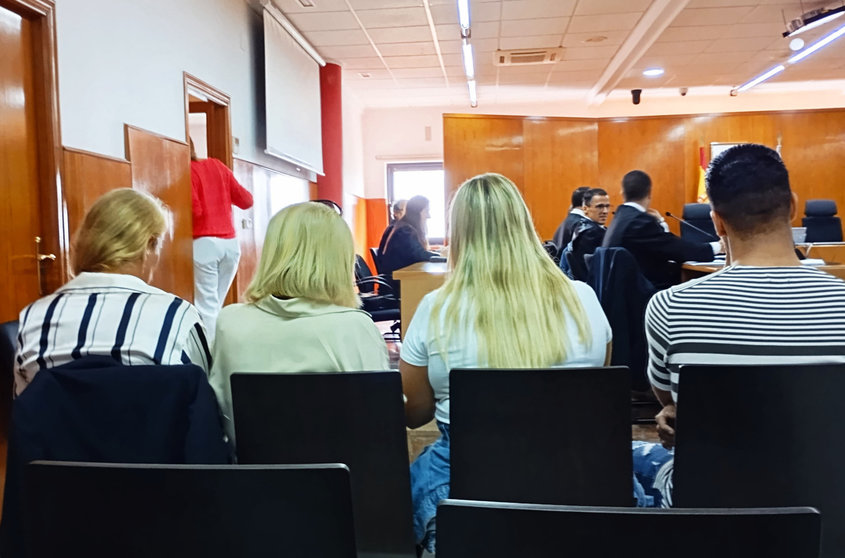 Los acusados se dividieron en tres zonas de la Audiencia / Juanjo Coronado