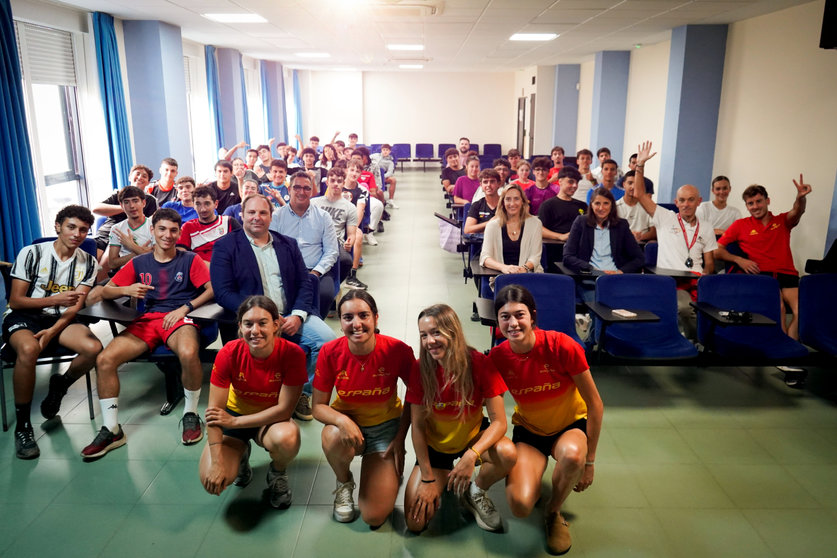 Las triatletas españolas que participan en la Copa de Europa de Triatlón, en el IES Clara Campoamor