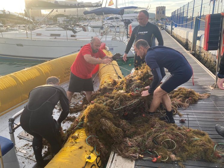 Miembros de Burbujas desembarcan la red en el Puerto Deportivo/ Cedida