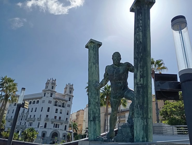 Estatua de Hércules y la Casa Trujillo al fondo / Juanjo Coronado