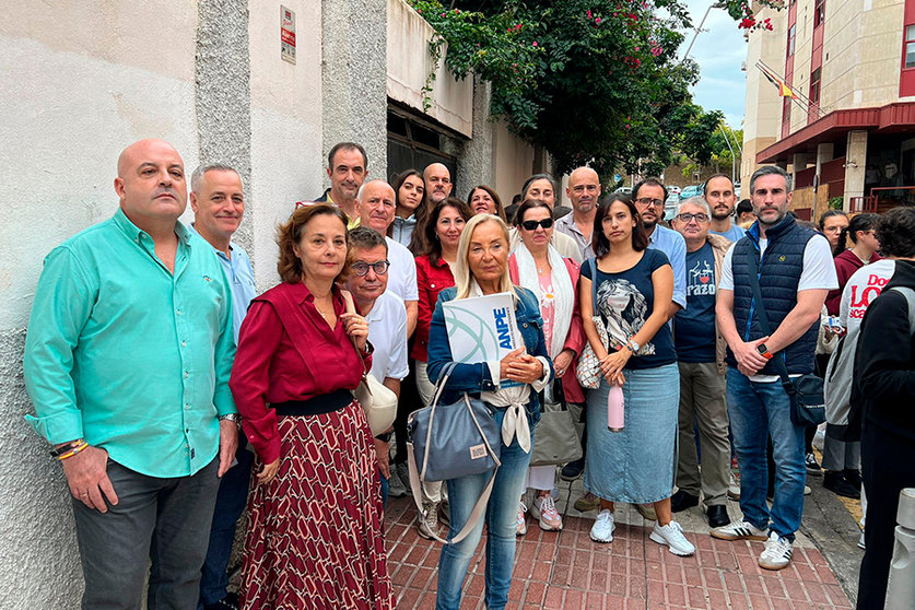 Concentración en el IES Camoens ante la agresión a una docente