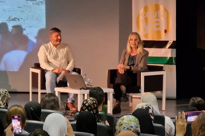 Raquel Martí, directora ejecutiva de UNRWA España, junto a Mohamed Mustafa, líder de Ceuta Ya!