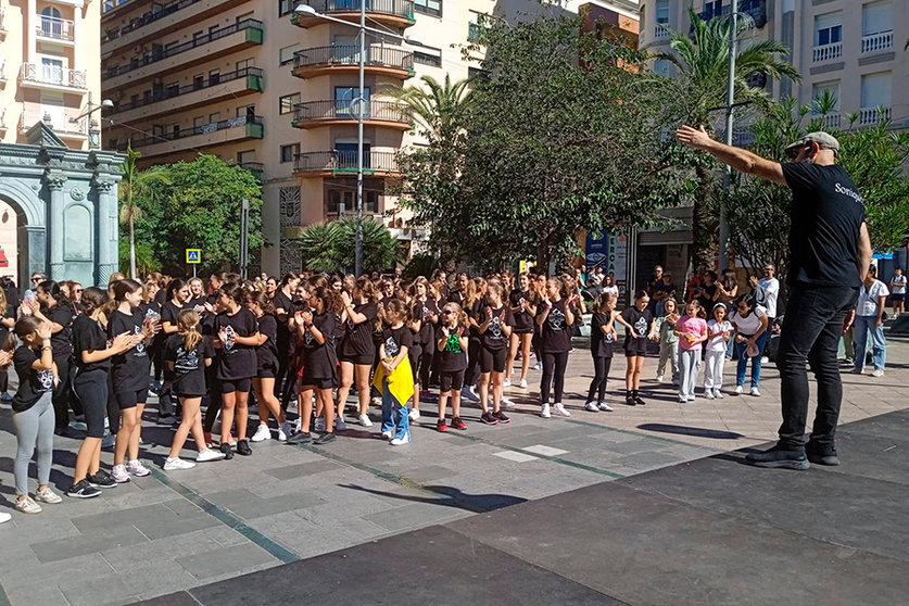 Clase abierta en la Plaza de los Reyes